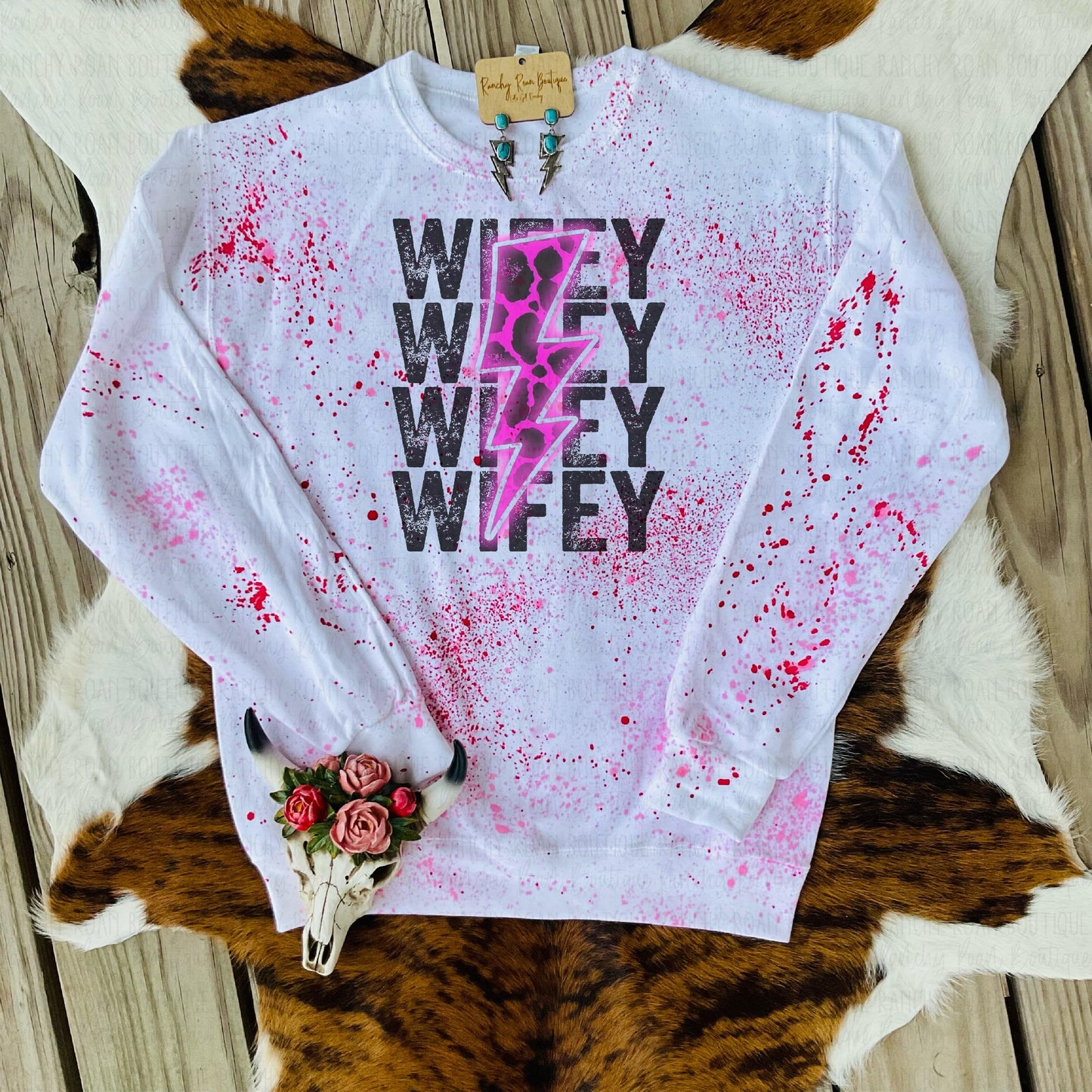 Wifey Bolt Distressed - Ranchy Roan Boutique 